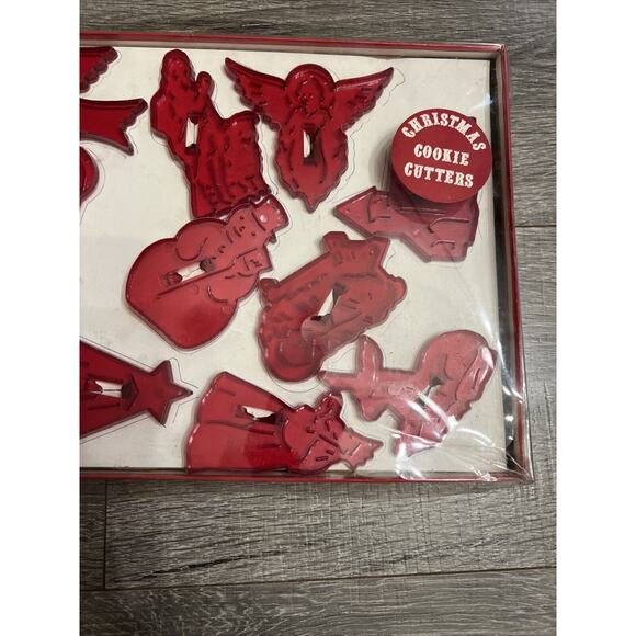 NIB Vintage Red Plastic Christmas Cookie Cutters Set of 12 Includes Manger Scene - Picture 3 of 13